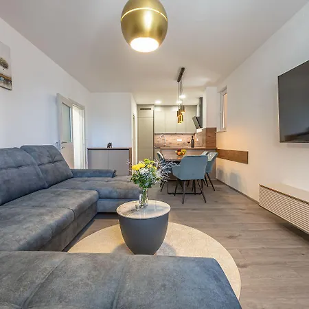 Komplett Renoviertes Nur 500 Meter Zum Mit Grill, Smart-tv, Waeschetrockner Apartamento *