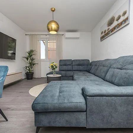 Apartamento Komplett Renoviertes Nur 500 Meter Zum Mit Grill, Smart-tv, Waeschetrockner Crikvenica