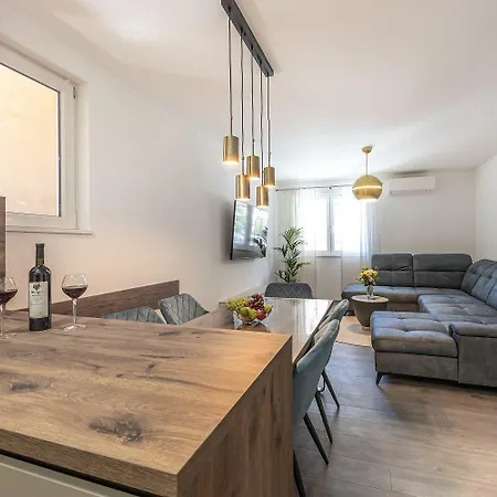 Komplett Renoviertes Nur 500 Meter Zum Mit Grill, Smart-tv, Waeschetrockner Apartamento *