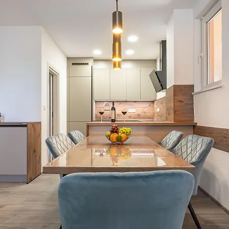 Komplett Renoviertes Nur 500 Meter Zum Mit Grill, Smart-tv, Waeschetrockner Crikvenica