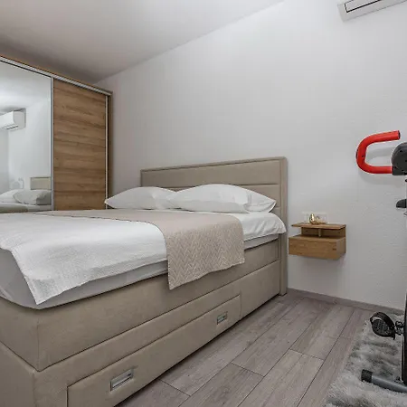 Komplett Renoviertes Nur 500 Meter Zum Mit Grill, Smart-tv, Waeschetrockner Crikvenica