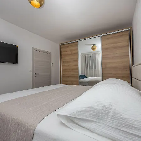 Komplett Renoviertes Nur 500 Meter Zum Mit Grill, Smart-tv, Waeschetrockner * Crikvenica