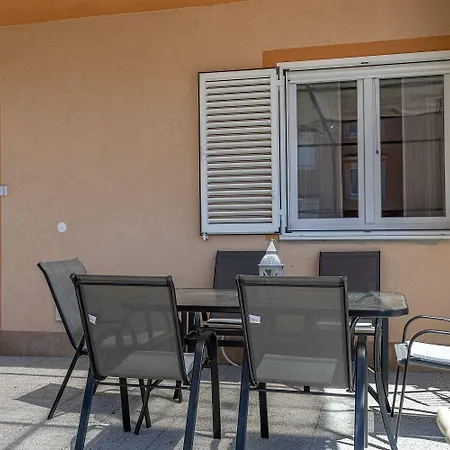 Komplett Renoviertes Nur 500 Meter Zum Mit Grill, Smart-tv, Waeschetrockner Crikvenica
