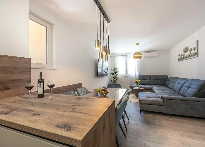 Komplett Renoviertes Nur 500 Meter Zum Mit Grill, Smart-tv, Waeschetrockner Apartamento *