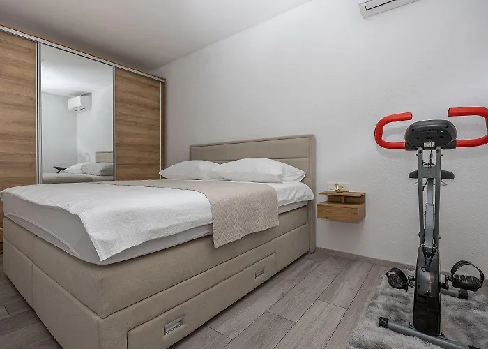 Komplett Renoviertes Nur 500 Meter Zum Mit Grill, Smart-tv, Waeschetrockner Crikvenica