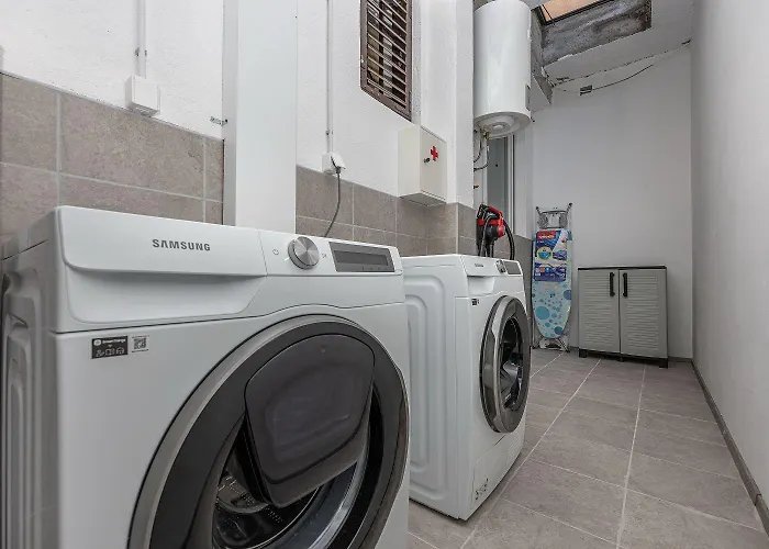 Komplett Renoviertes Nur 500 Meter Zum Mit Grill, Smart-tv, Waeschetrockner Apartamento *