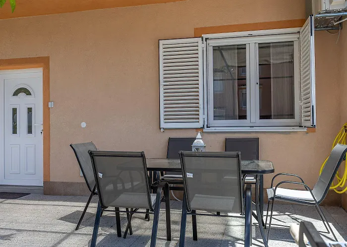 Komplett Renoviertes Nur 500 Meter Zum Mit Grill, Smart-tv, Waeschetrockner Crikvenica