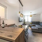 Komplett Renoviertes Nur 500 Meter Zum Mit Grill, Smart-tv, Waeschetrockner Apartment *