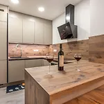 Apartment Komplett Renoviertes Nur 500 Meter Zum Mit Grill, Smart-tv, Waeschetrockner *