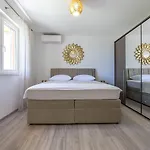 Apartment Komplett Renoviertes Nur 500 Meter Zum Mit Grill, Smart-tv, Waeschetrockner Crikvenica
