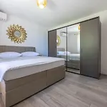 Apartment Komplett Renoviertes Nur 500 Meter Zum Mit Grill, Smart-tv, Waeschetrockner