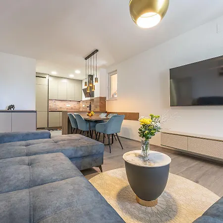 Komplett Renoviertes Nur 500 Meter Zum Mit Grill, Smart-tv, Waeschetrockner Crikvenica