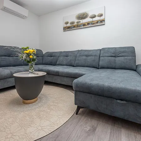 Komplett Renoviertes Nur 500 Meter Zum Mit Grill, Smart-tv, Waeschetrockner Apartment