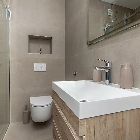 Komplett Renoviertes Nur 500 Meter Zum Mit Grill, Smart-tv, Waeschetrockner Crikvenica