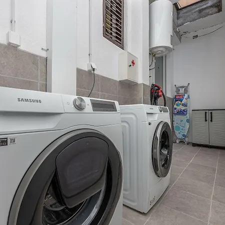 Komplett Renoviertes Nur 500 Meter Zum Mit Grill, Smart-tv, Waeschetrockner Apartmán *
