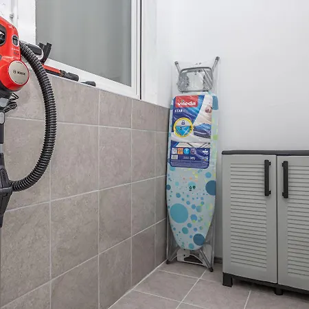 Komplett Renoviertes Nur 500 Meter Zum Mit Grill, Smart-tv, Waeschetrockner *