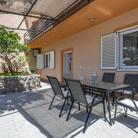 Komplett Renoviertes Nur 500 Meter Zum Mit Grill, Smart-tv, Waeschetrockner * Crikvenica