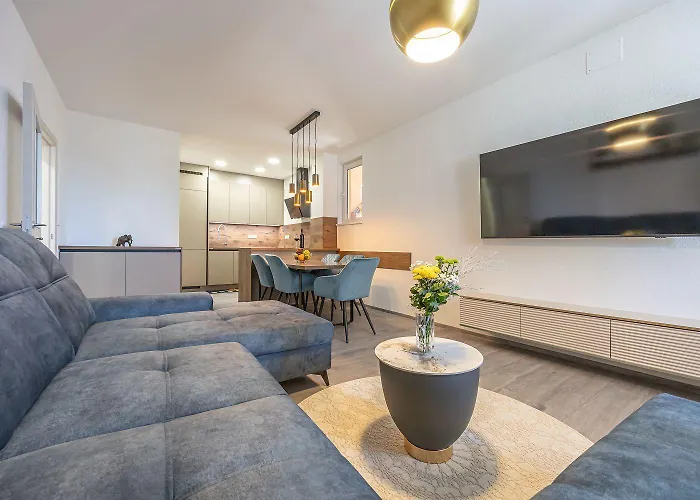 Komplett Renoviertes Nur 500 Meter Zum Mit Grill, Smart-tv, Waeschetrockner Crikvenica