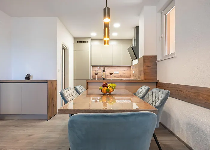 Komplett Renoviertes Nur 500 Meter Zum Mit Grill, Smart-tv, Waeschetrockner Crikvenica